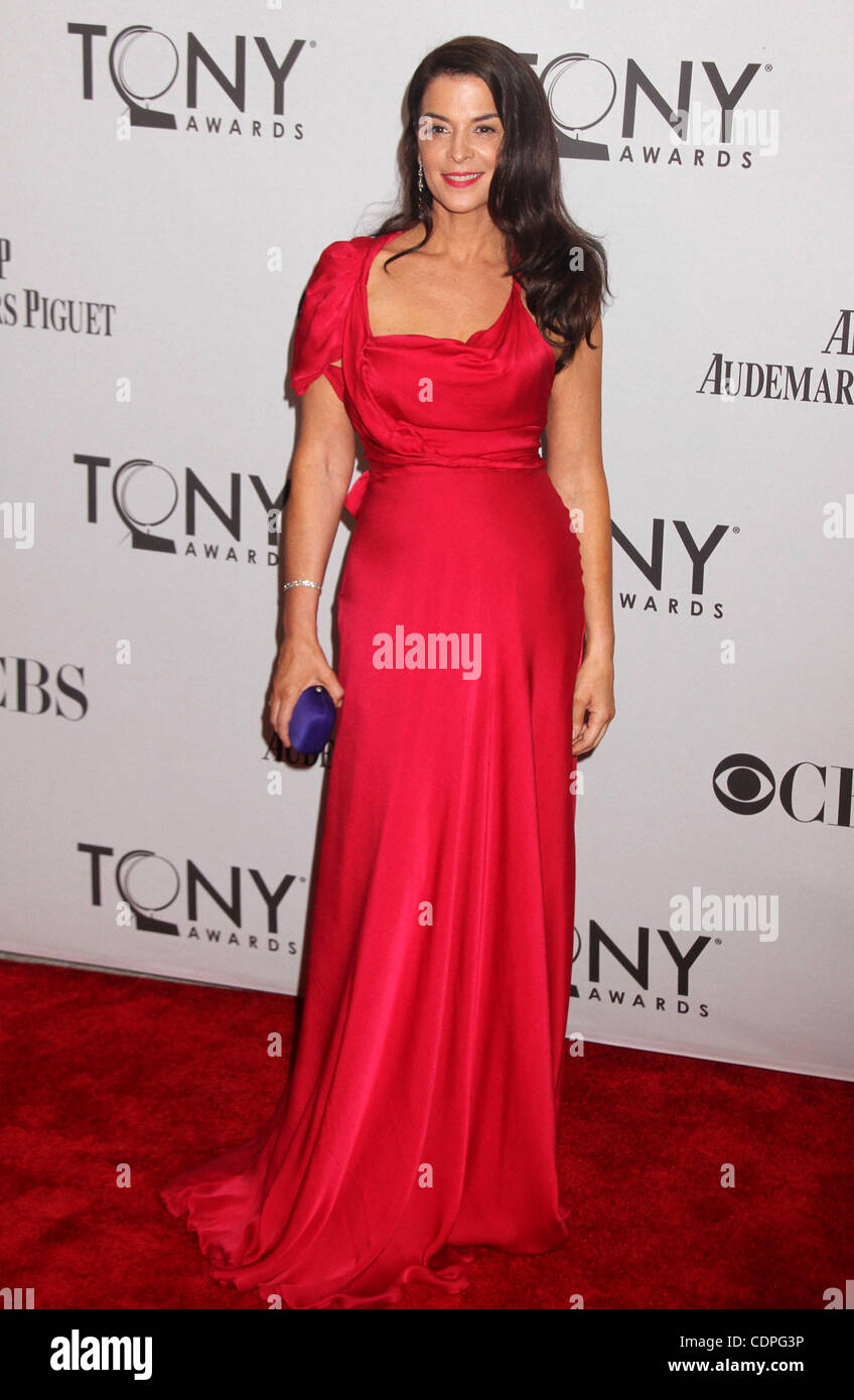 June 12, 2011 - New York, New York, U.S. - Actress ANNABELLA SCIORRA attends the 65th Annual Tony Awards held at the Beacon Theater. (Credit Image: © Nancy Kaszerman/ZUMAPRESS.com) Stock Photo