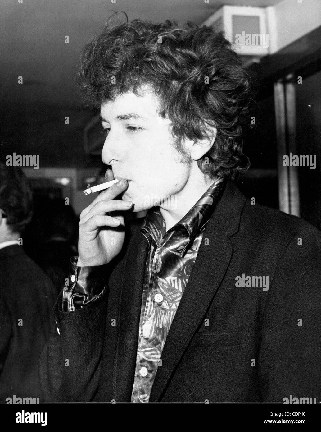 April 27, 1965 - London, England, U.K. - Folk Singer BOB DYLAN smoking a cigarette. Dylan is in town for his British tour at The Savoy Hotel. (Credit Image: © KEYSTONE Pictures/ZUMAPRESS.com) Stock Photo