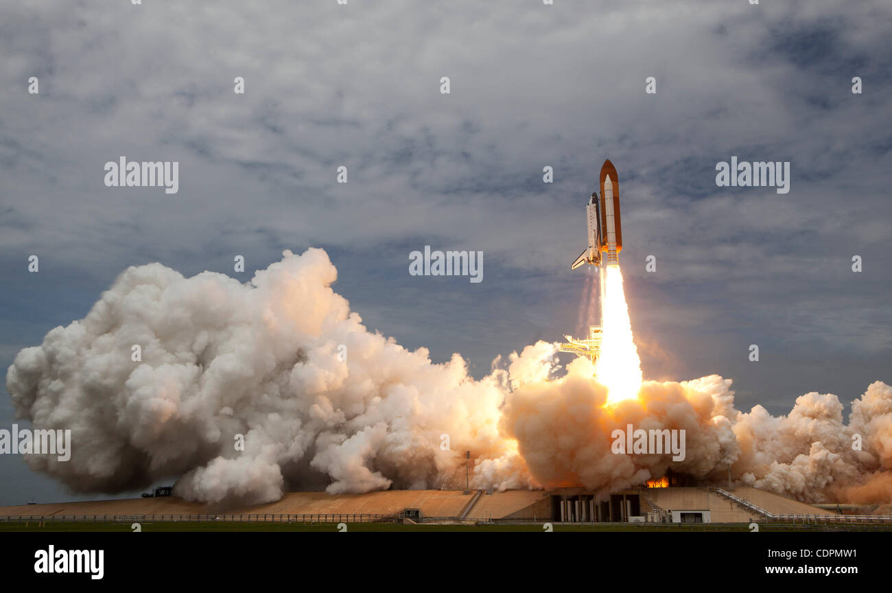 Cape Canaveral, Florida US - Space shuttle Atlantis lifts off from Pad ...