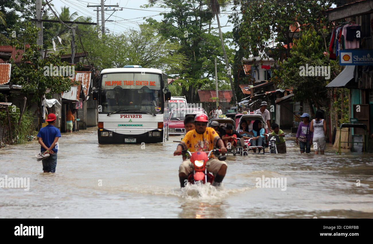 Jul 1, 2011 - Sultan Kudarat, Philippines - Filipino residents displaced by widespread flash floods are seen in the southern town of Sultan Kudarat in the southern Philippines, Friday. Flood waters in the region caused by the clogging of tons of water lilies subsided but in the city of Davao, flash  Stock Photo