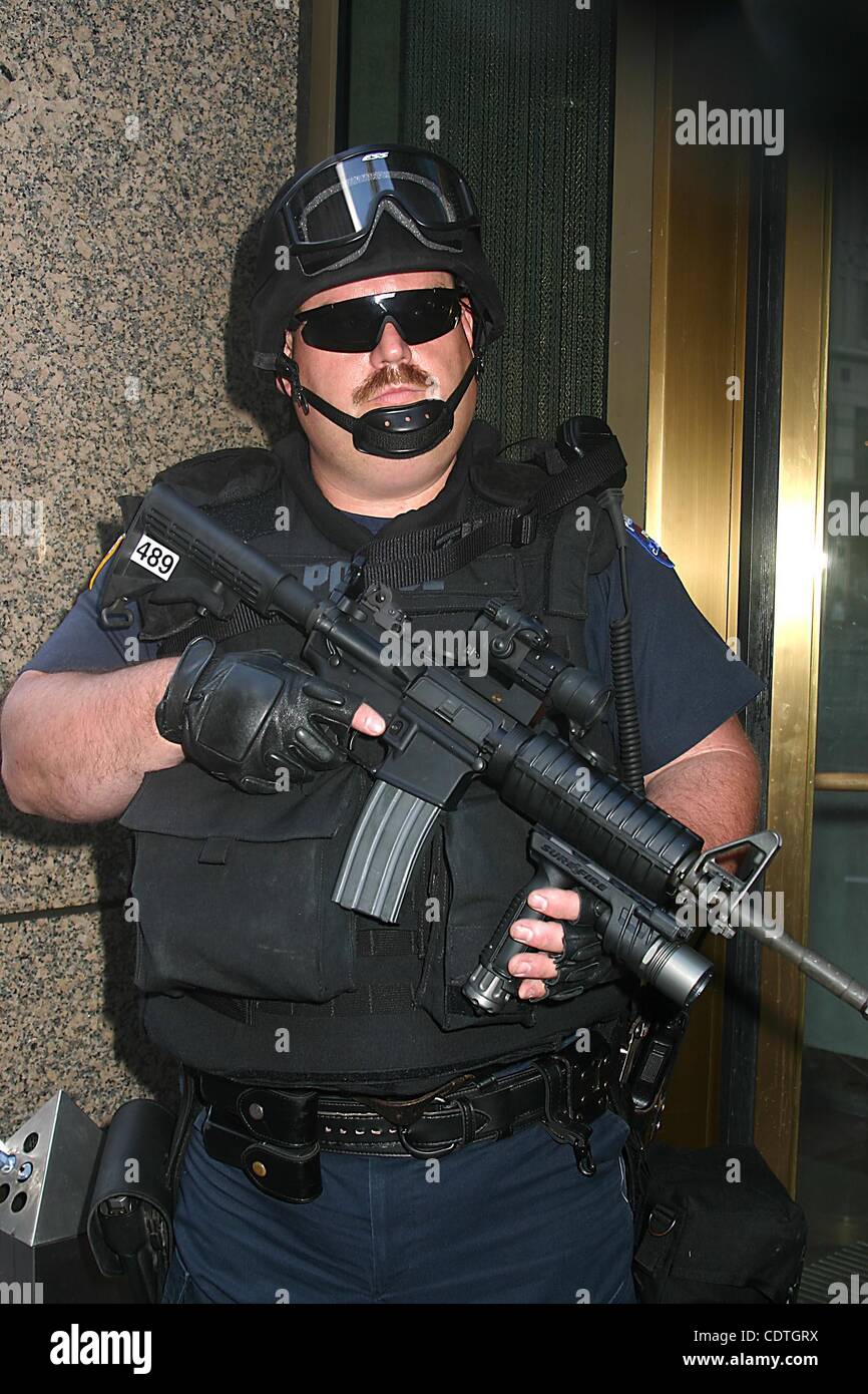 june-27-2004-new-york-new-york-u-s-k38065ml-police-officer-06
