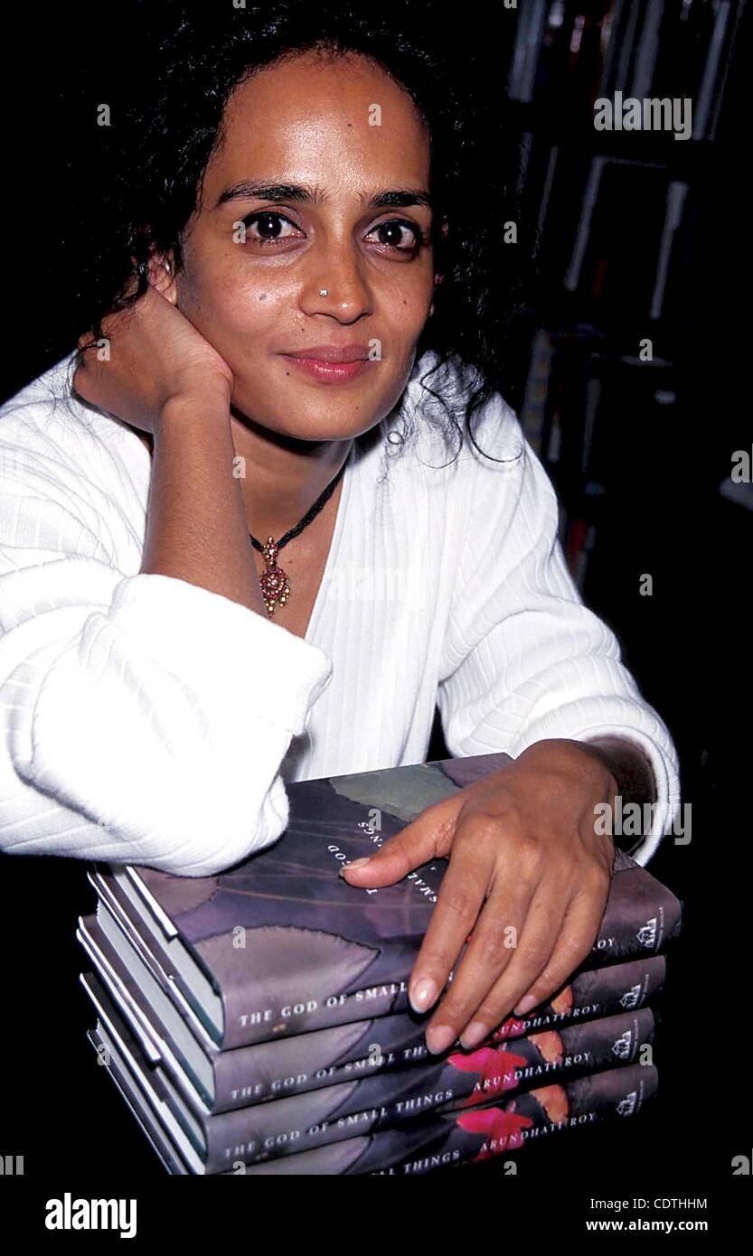 K9051AR   SD06/13.ARUNDHATI ROY.BOOK SIGNING FOR ''THE GOD OF SMALL THINGS''..BARNES & NOBLE, NYC..     /    1997(Credit Image: Â© Andrea Renault/Globe Photos/ZUMAPRESS.com) Stock Photo