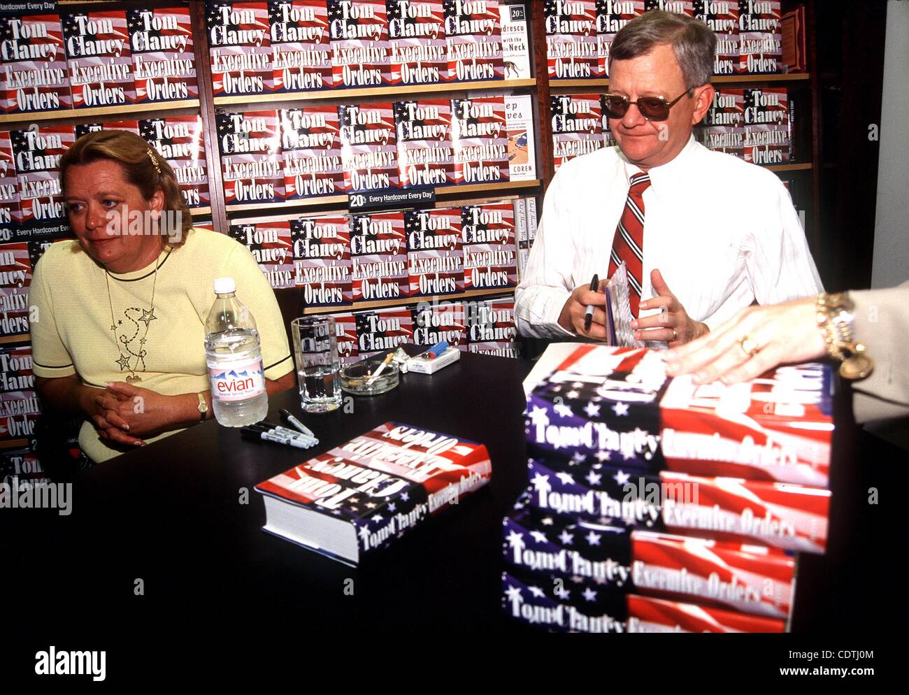 K5822AR.  SD08/13/1996..TOM CLANCY SIGNS NEW ORDERS ''EXECUTIVE ORDERS'' BARNES AND NOBLE BOOKSTORE ROCKEFELLER CENTER , NYC..TOM CLANCY W/ WIFE WANDA.(Credit Image: Â© Andrea Renault/Globe Photos/ZUMAPRESS.com) Stock Photo