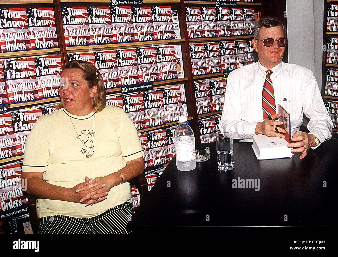 K5822AR.  SD08/13/1996..TOM CLANCY SIGNS NEW ORDERS ''EXECUTIVE ORDERS'' BARNES AND NOBLE BOOKSTORE ROCKEFELLER CENTER , NYC..TOM CLANCY W/ WIFE WANDA.(Credit Image: Â© Andrea Renault/Globe Photos/ZUMAPRESS.com) Stock Photo