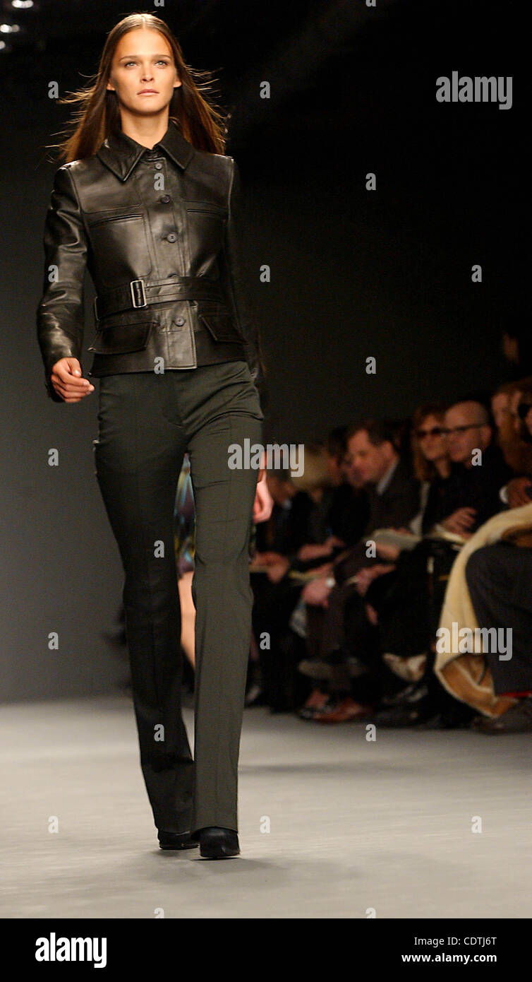 Carmen Kass at Versace Mens s/s 2000  Leather leggings fashion, Ladies  mini dresses, Fashion