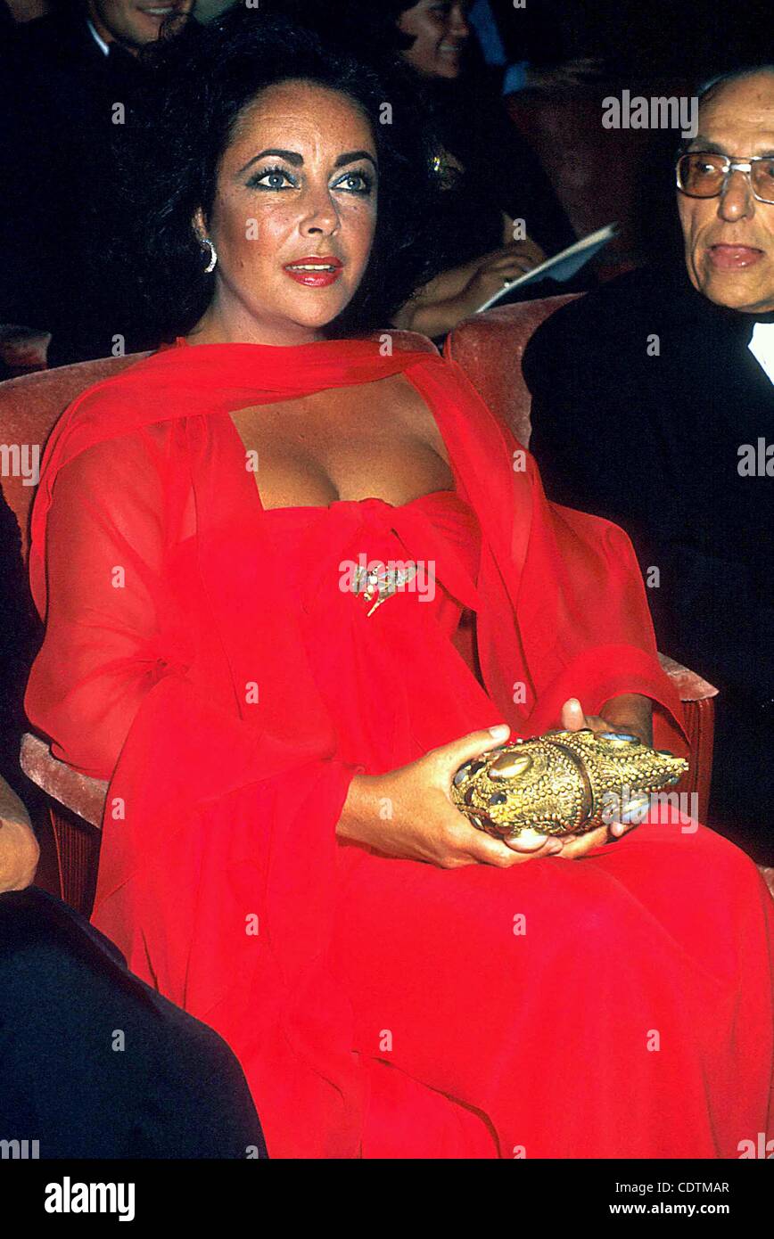 Globe photos elizabeth taylor hi-res stock photography and images - Alamy