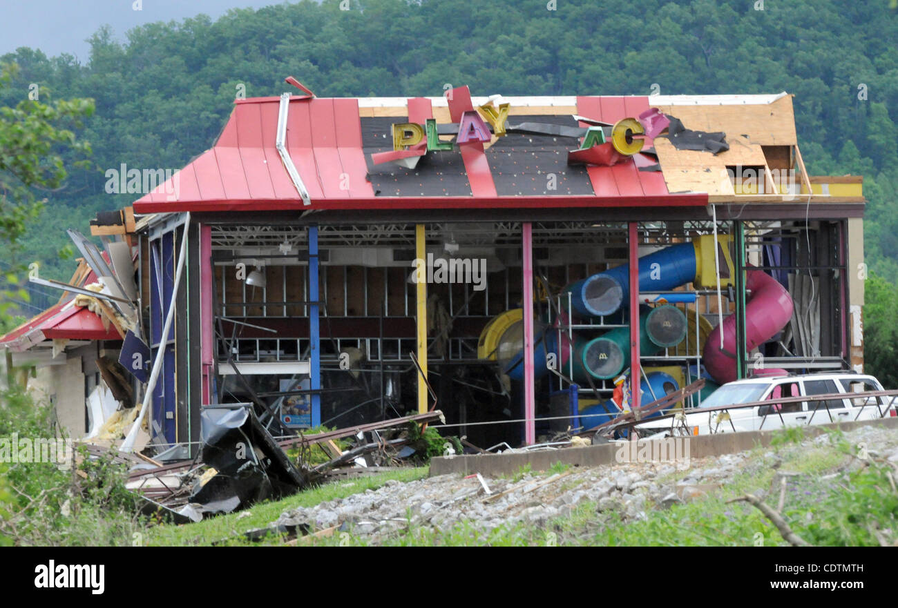 April 28 11 Ringgold Georgia U S A Destroyed Mcdonald S Restaurant Is Seen After A Tornado Swept Through In Ringgold Georgia Usa On 28 April 11 Several People Died In The