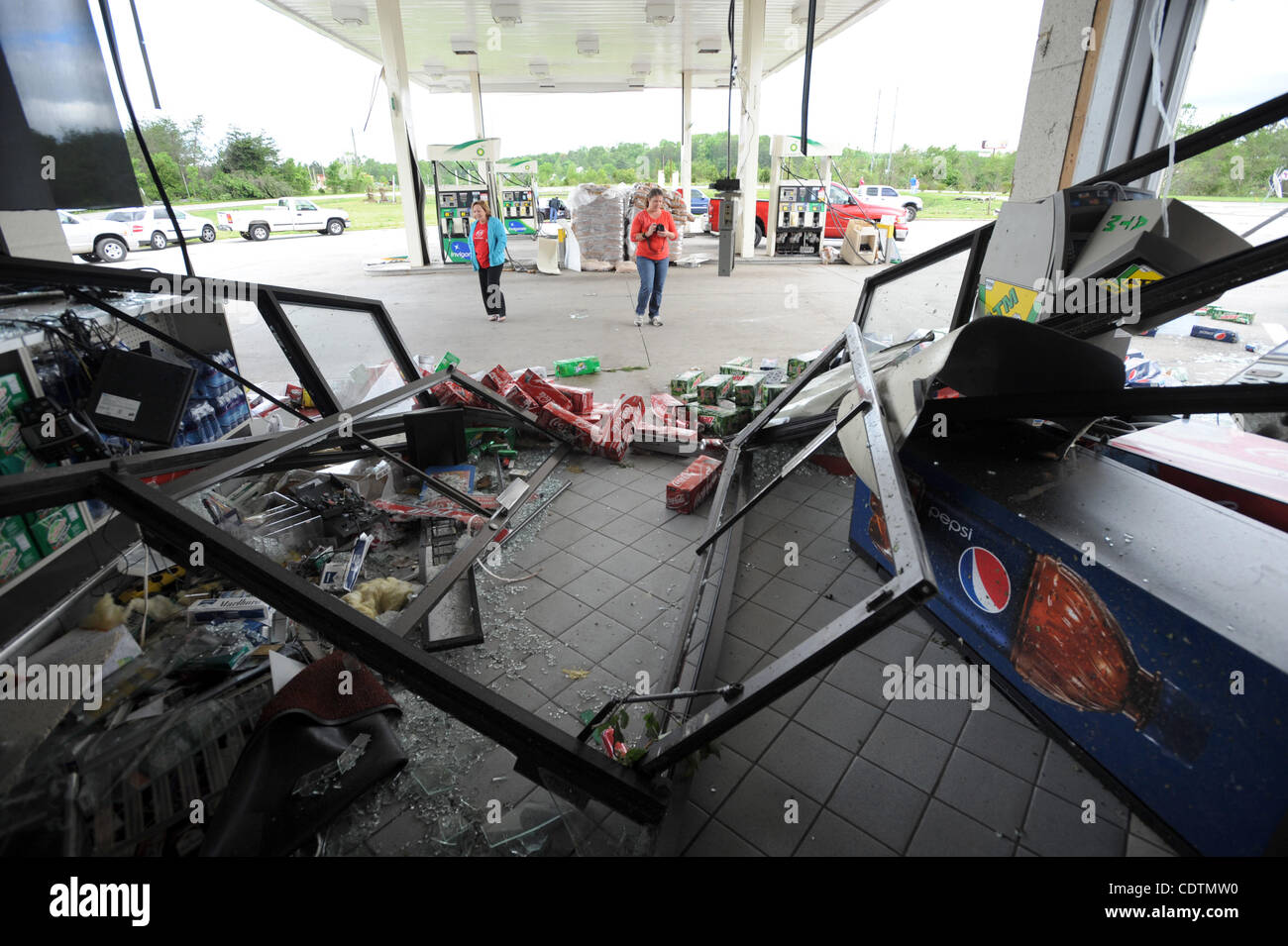 April 28 11 Ringgold Georgia U S People Look At A Destroyed Gas Station Store After A Tornado Swept Through In Ringgold Georgia Usa On 28 April 11 The Death Toll