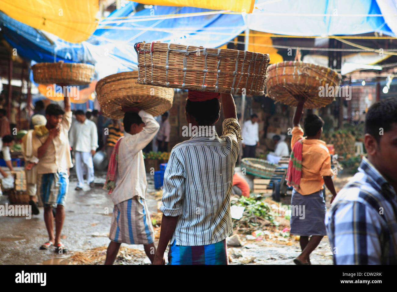 Mumbai laborers hi-res stock photography and images - Alamy