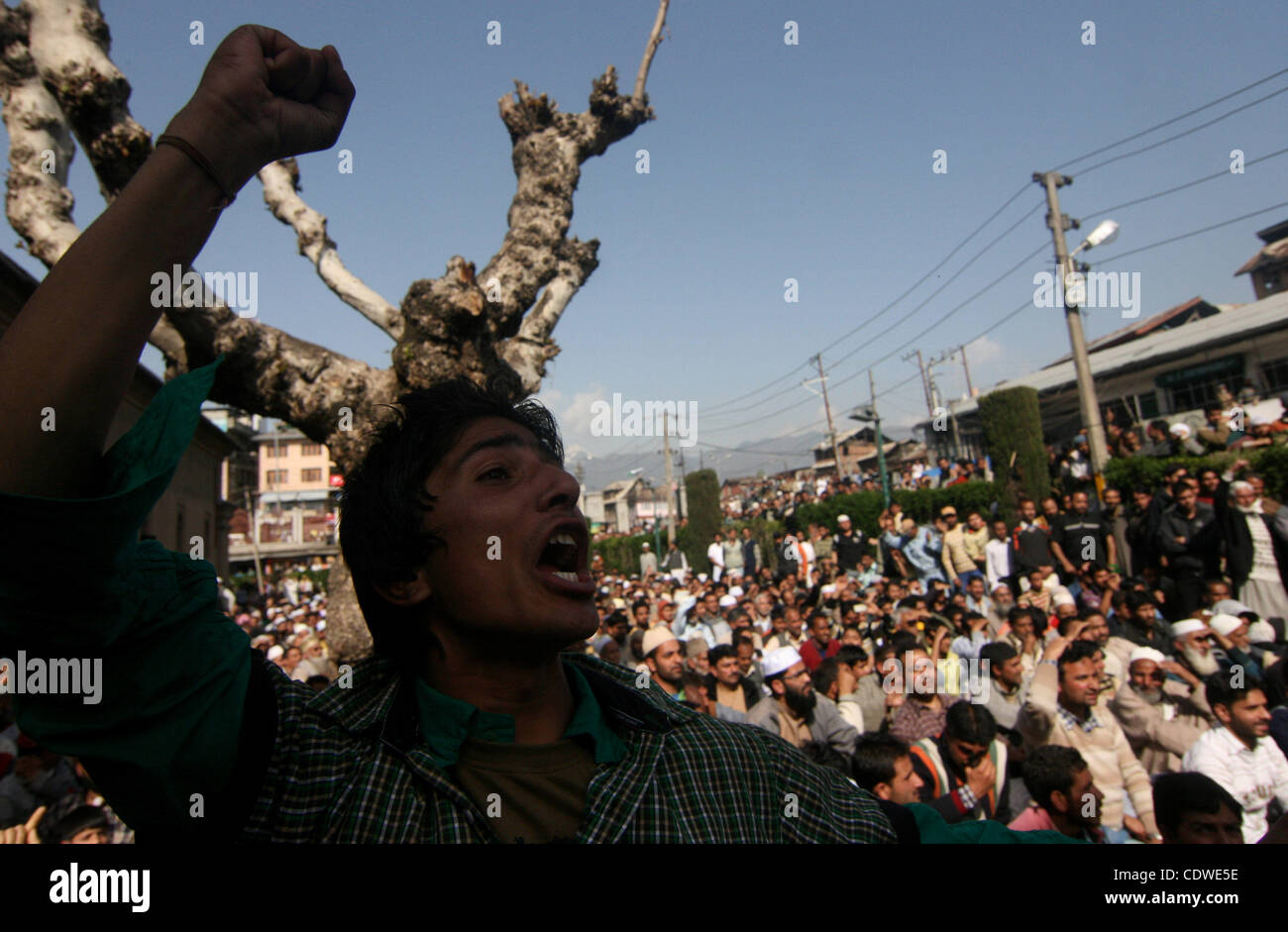 A Kashmiri muslim protester shout pro-freedom slogans during sit ...
