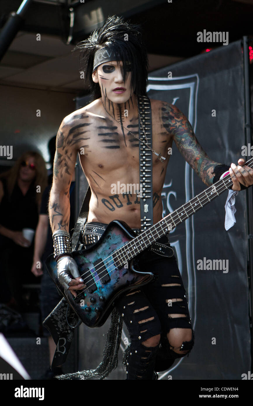 Bassist ashley purdy black veil hi-res stock photography and images - Alamy