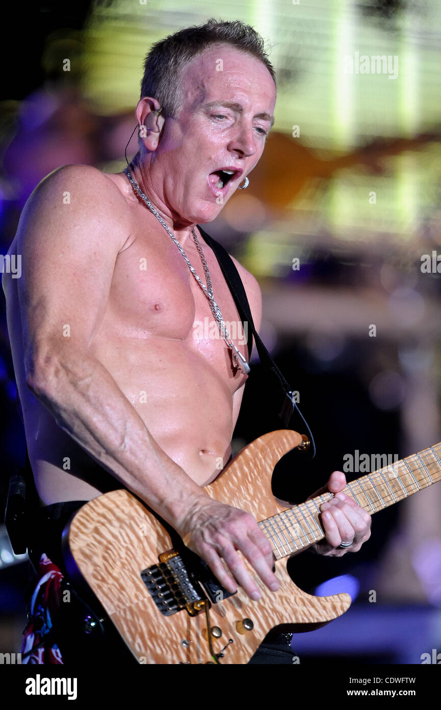 Phil collen hi-res stock photography and images - Page 2 - Alamy