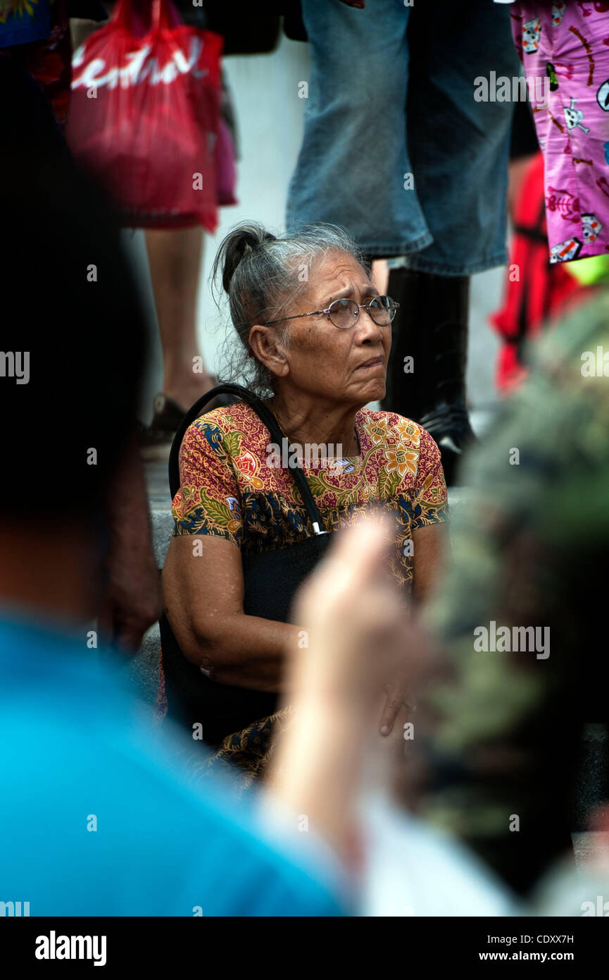 Nov. 4, 2011 - Bangkok, Bangkok, Bangkok - A Thai elderly woman sits on ...