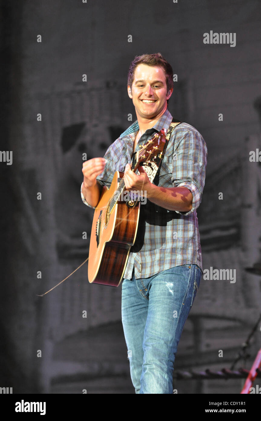 Chobin Singer Easton corbin performing hi-res stock photography and images - Alamy