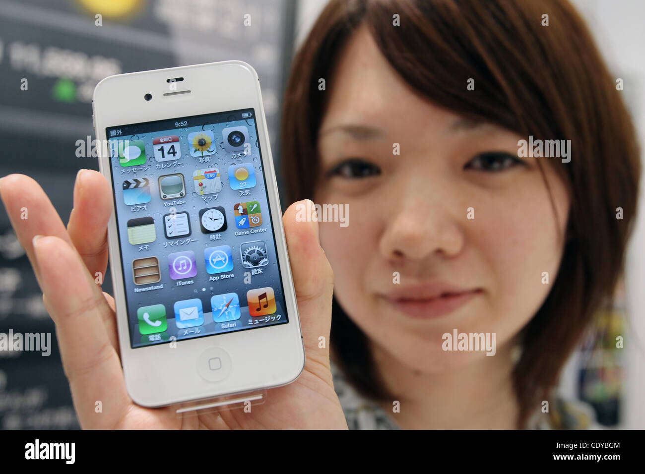 Oct. 14, 2011 - Tokyo, Japan - Woman shows off her iPhone 4S which