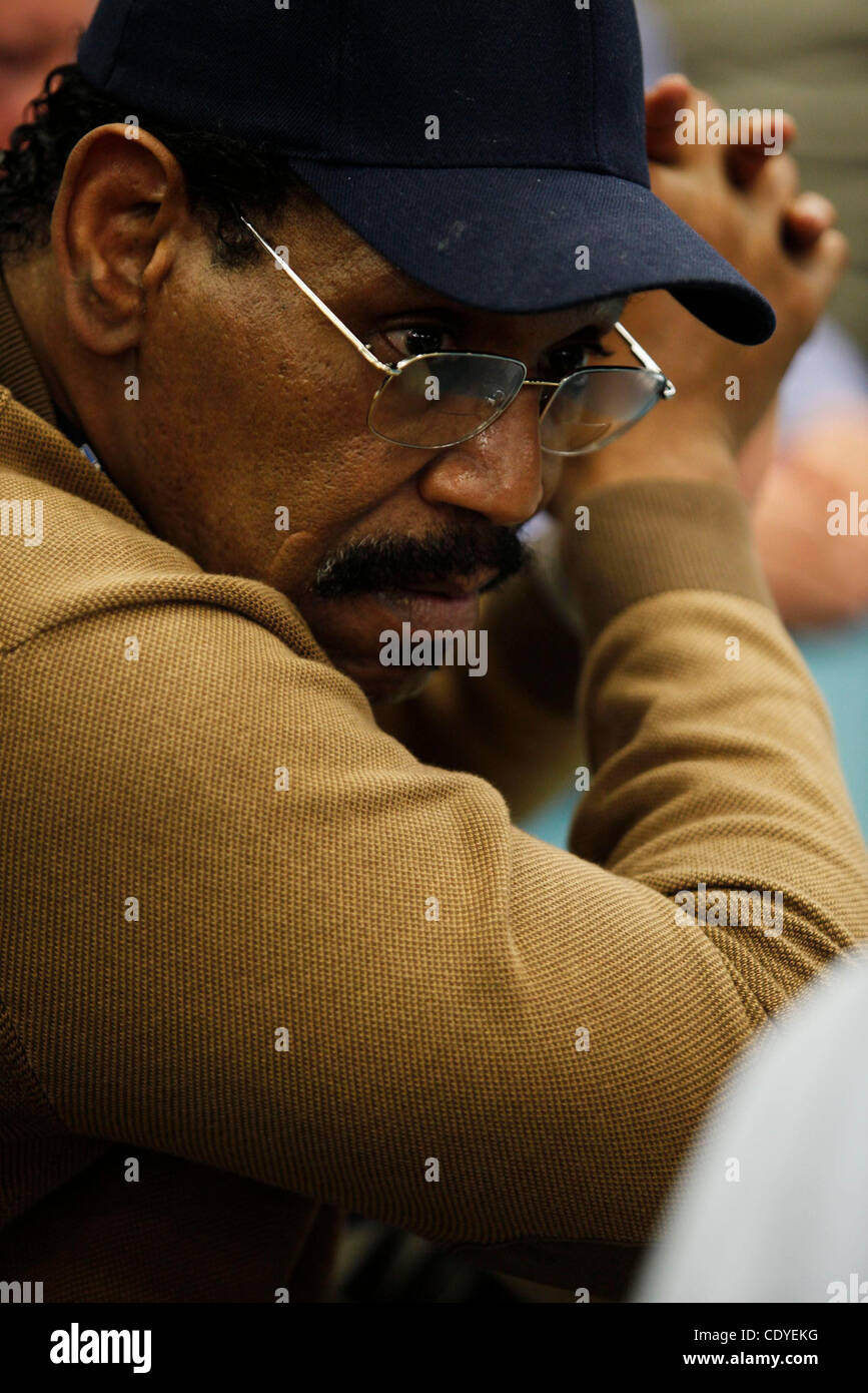 FILE PHOTO: CHARLES AARON 'BUBBA' SMITH (February 28, 1945 - August 3, 2011) former pro football star and actor was found dead at his home in Los Angeles at age 66. Smith played nine seasons in the NFL, for the Baltimore Colts, Oakland Raiders and Houston Oilers. After pro football, Smith landed sma Stock Photo