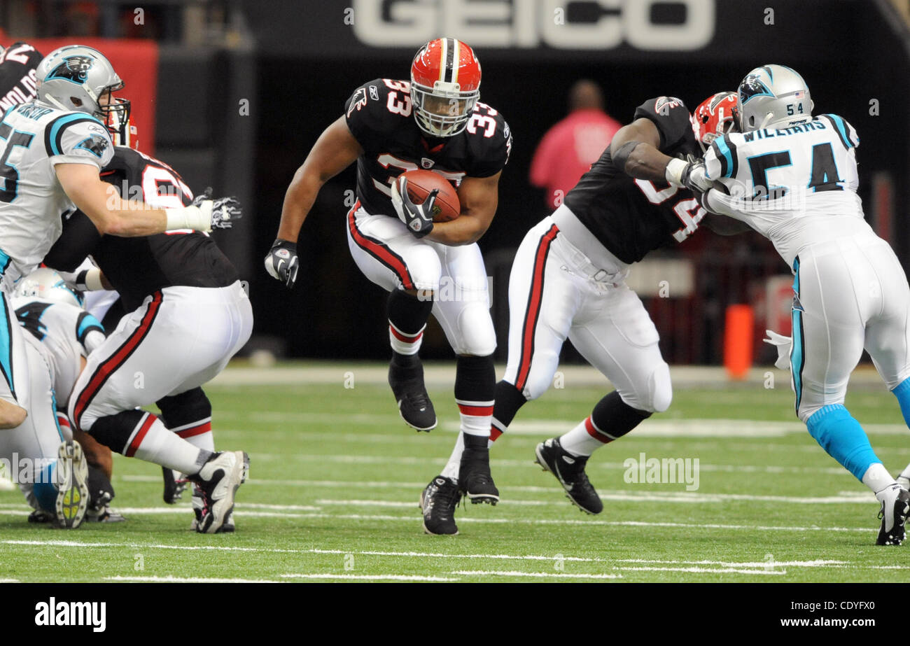 Atlanta Falcons running back Tyler Allgeier (25) dives in for a touchdown  against the Cincinnati Bengals in the first half of an NFL football game in  Cincinnati, Sunday, Oct. 23, 2022. (AP