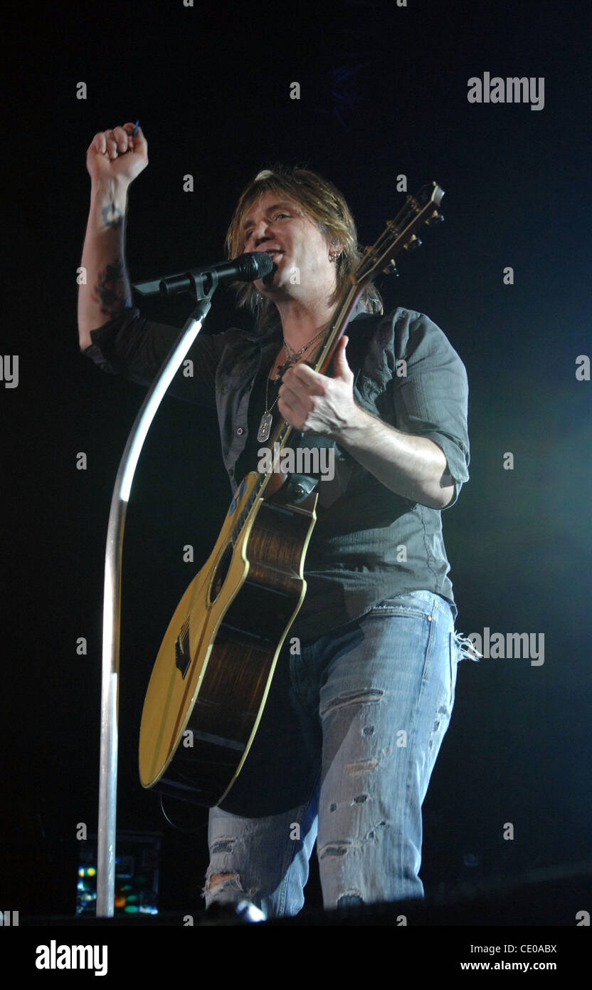 GOO GOO DOLLS works the crowd with there rock n roll at THE NETELOS PAVILLION in PORTSMOUTH, VIRGINIA on10 AUGUST 2011. memebers of band  JOHN RZEZNIK, ROBBY TAKAC, MIKE MALININ Stock Photo