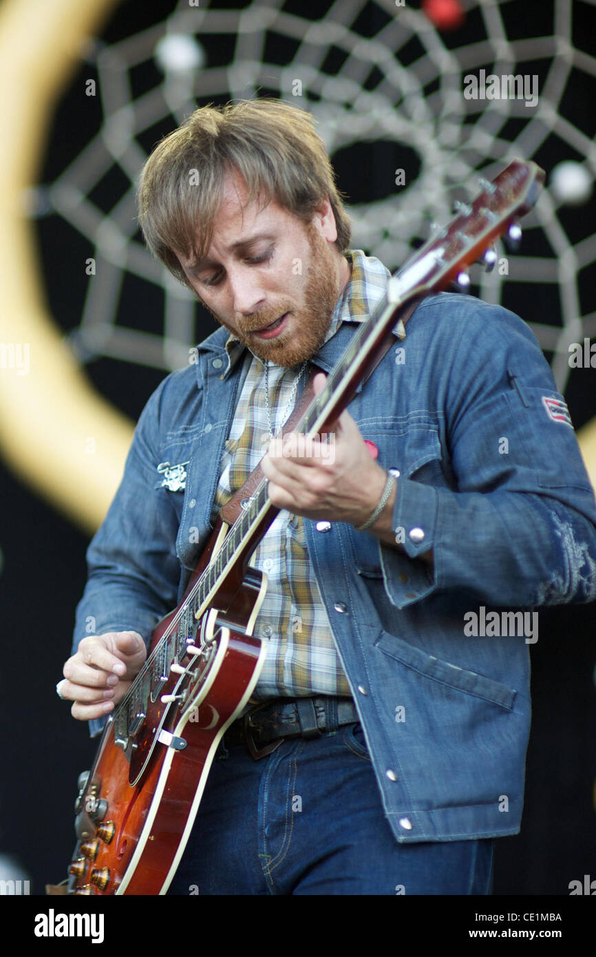 Patrick Carney and Dan Auerbach of the band the Black Keys outside the Ed  Sullivan Theatre for the 'Late Show With David Stock Photo - Alamy