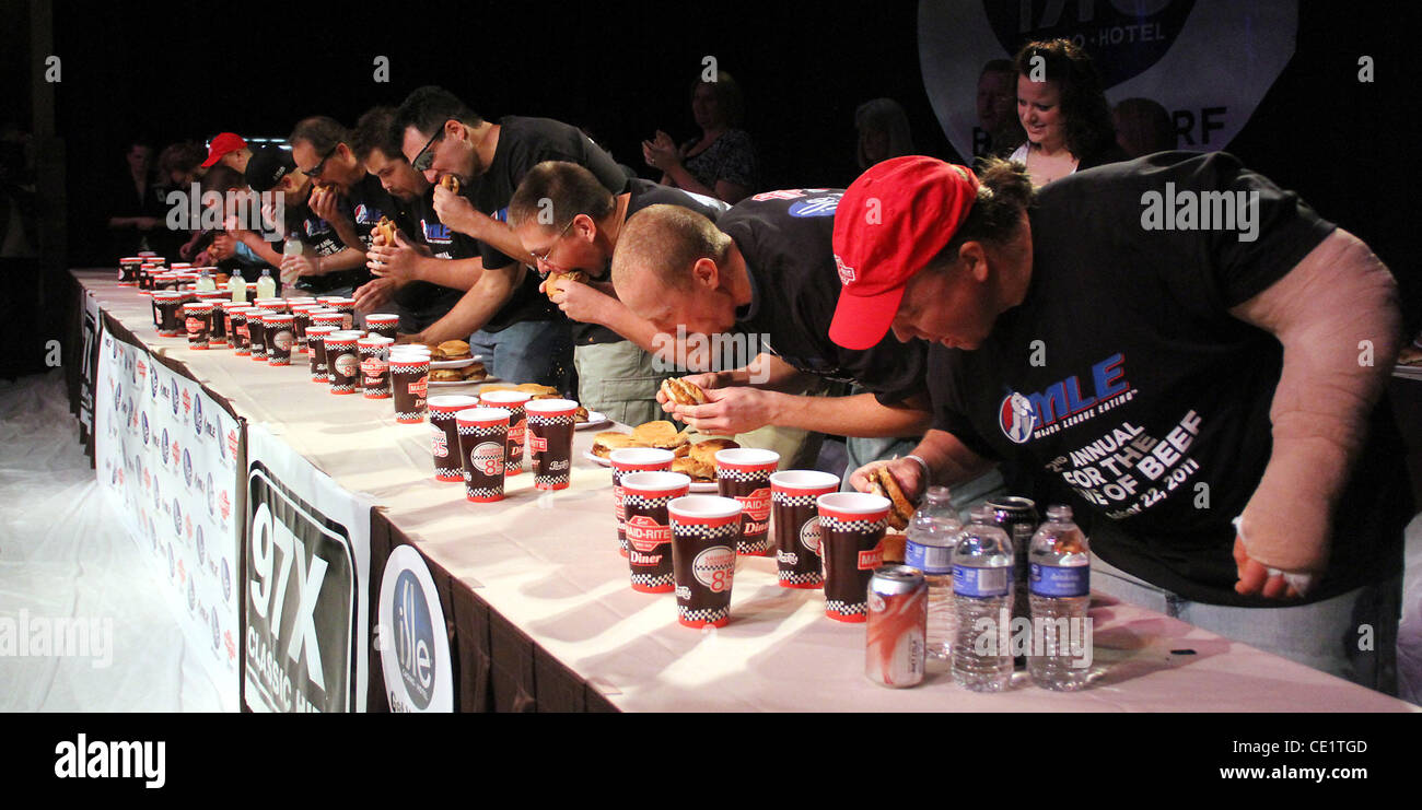 Competitive Eating Challenge Competitive Eating High Resolution Stock Photography and Images - Alamy