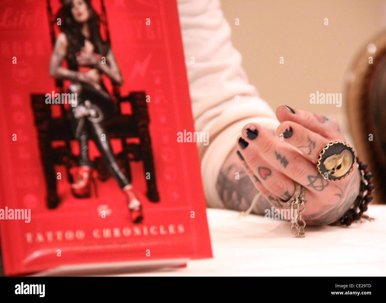 Kat Von D The Tattoo Chronicles タトゥー　洋書 The Tattoo Chronicles: Von D, Kat: 9780061953361: Amazon.com