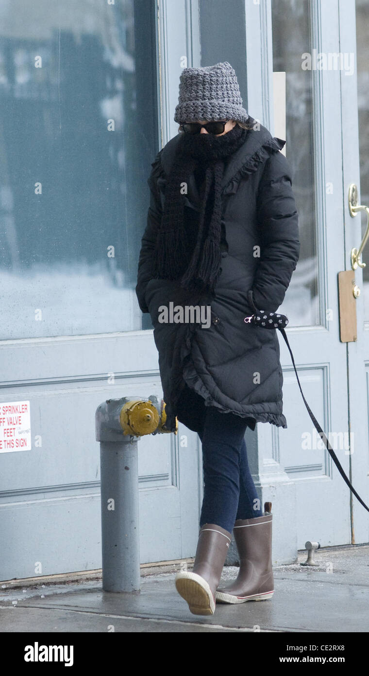 Natalie Portman out walking her dog in Manhattan. New York City, USA - 27.01.11 Stock Photo