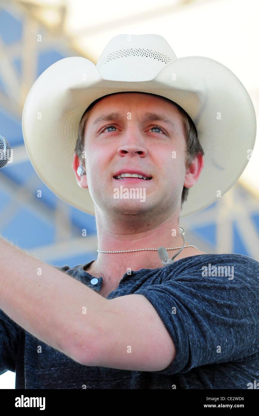 Justin Moore performs during the ' WKIS Chili Cook Off ' at C.B. Smith