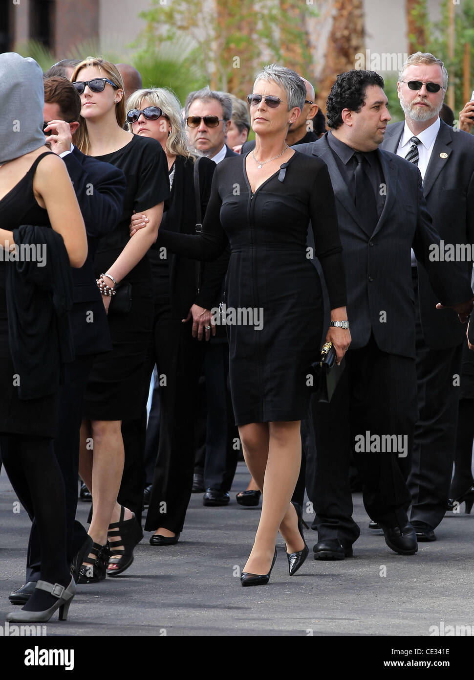 Jamie Lee Curtis attend the funeral for Curtis' father, actor Tony Curtis,  at the Palm Mortuary & Cemetery. Curtis died on September 29 at age 85  Henderson, Nevada  Stock Photo - Alamy