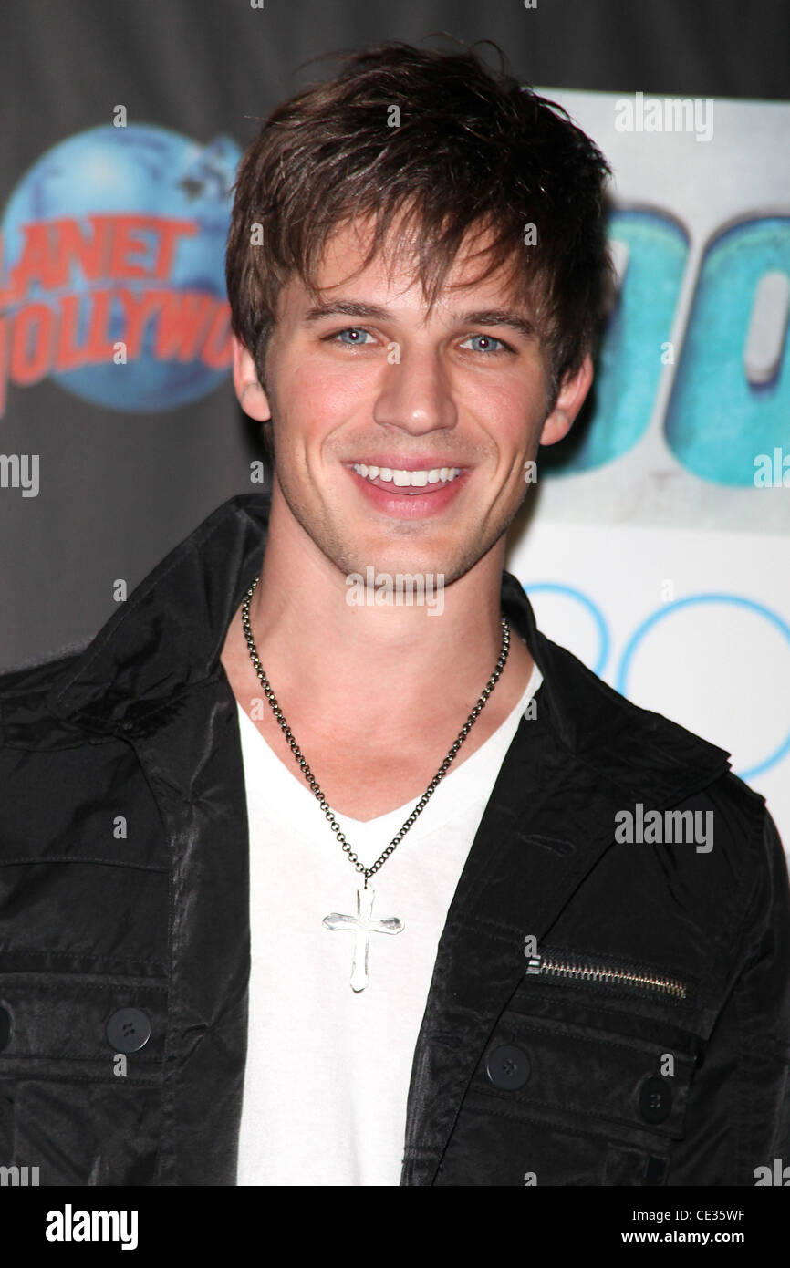 matt-lanter-promotes-his-starring-role-on-90210-with-a-handprint