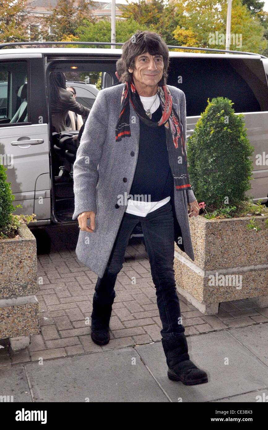 Ronnie Wood arriving at Rte Studios wearing black Ugg boots Dublin, Ireland  - 22.10.10 Stock Photo - Alamy