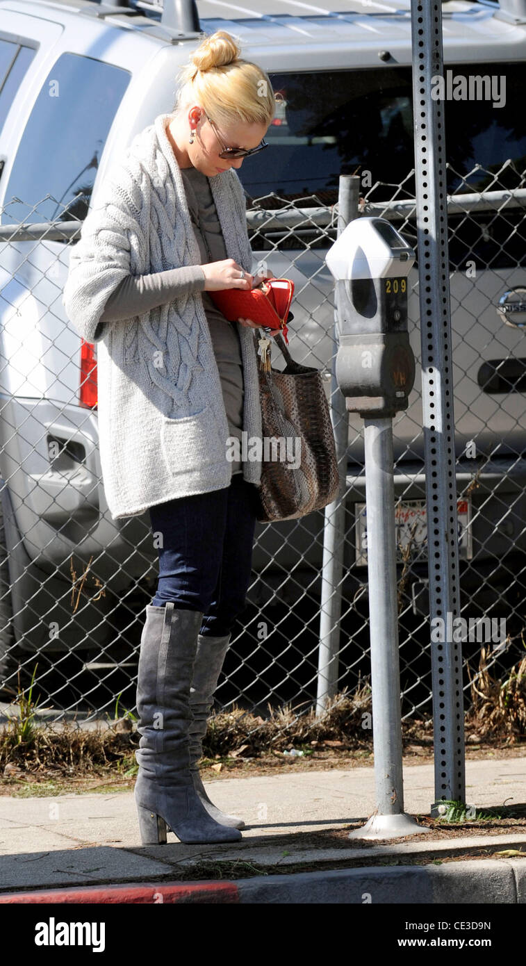 Katherine Heigl paying a parking meter while running errands in Los Feliz Los Angeles, California - 26.10.10 Stock Photo