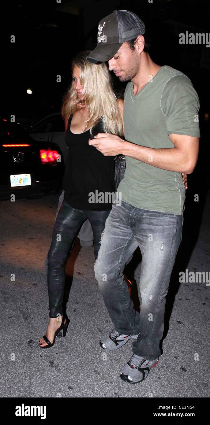 Singer Enrique Iglesias With Girlfriend Tennis Pro Anna Kournikova Leaving Prime One Twelve Restaurant After Having A Romantic Dinner Miami Florida 13 11 10 Stock Photo Alamy