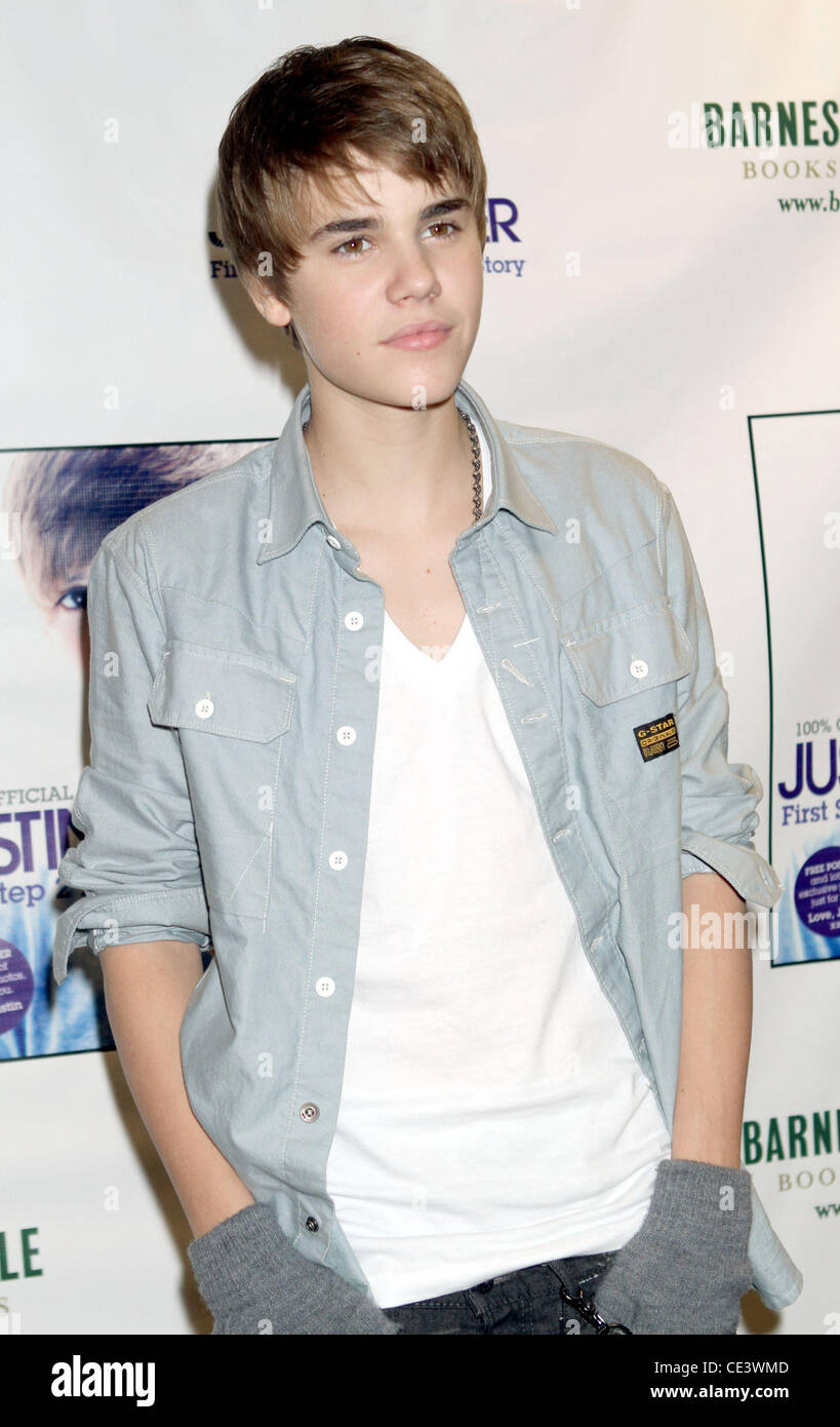 Justin Bieber promotes his book 'First Step 2 Forever' at Barnes & Noble  New York City, USA - 26.11.10 Stock Photo - Alamy