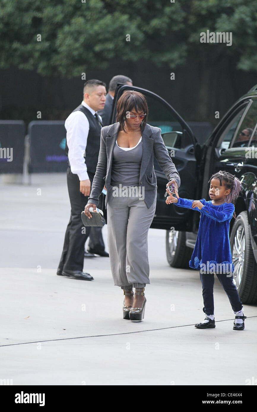 Angela Bassett Celebrities arrive for the LA Lakers vs. Miami Heat  basketball game at Staples Center. Los Angeles, California - 25.12.10 Stock  Photo - Alamy