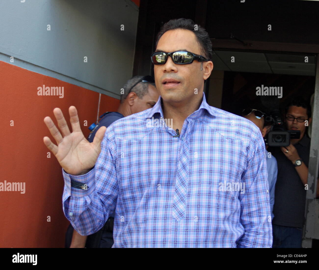 Roberto Alomar is seen arriving in Puerto Rico after being inducted