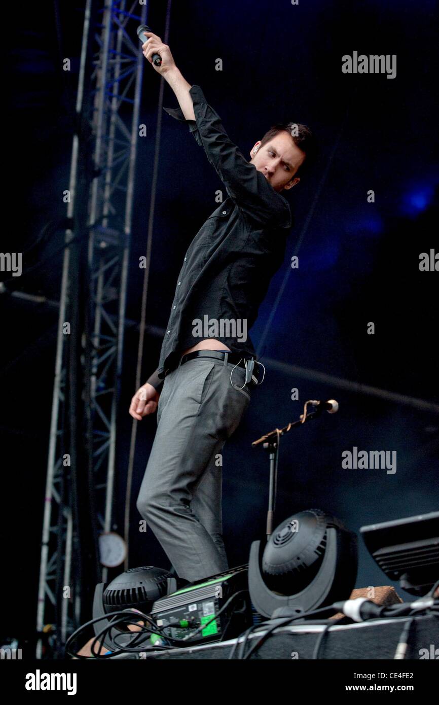 calvin-harris-the-v-festival-2010-held-at-weston-park-performances