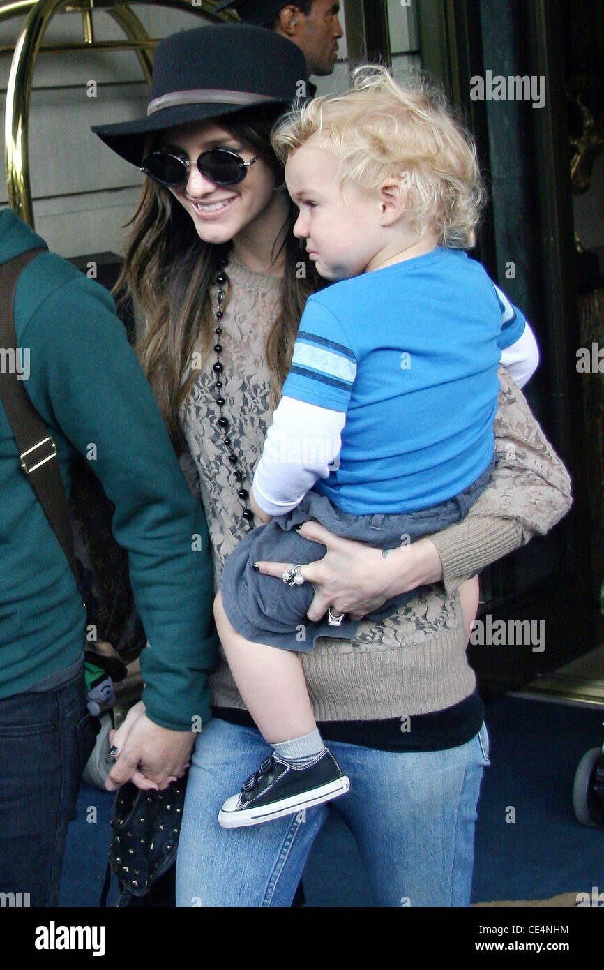 Ashlee Simpson spotted carrying her son Bronx Mowgli Wentz as they