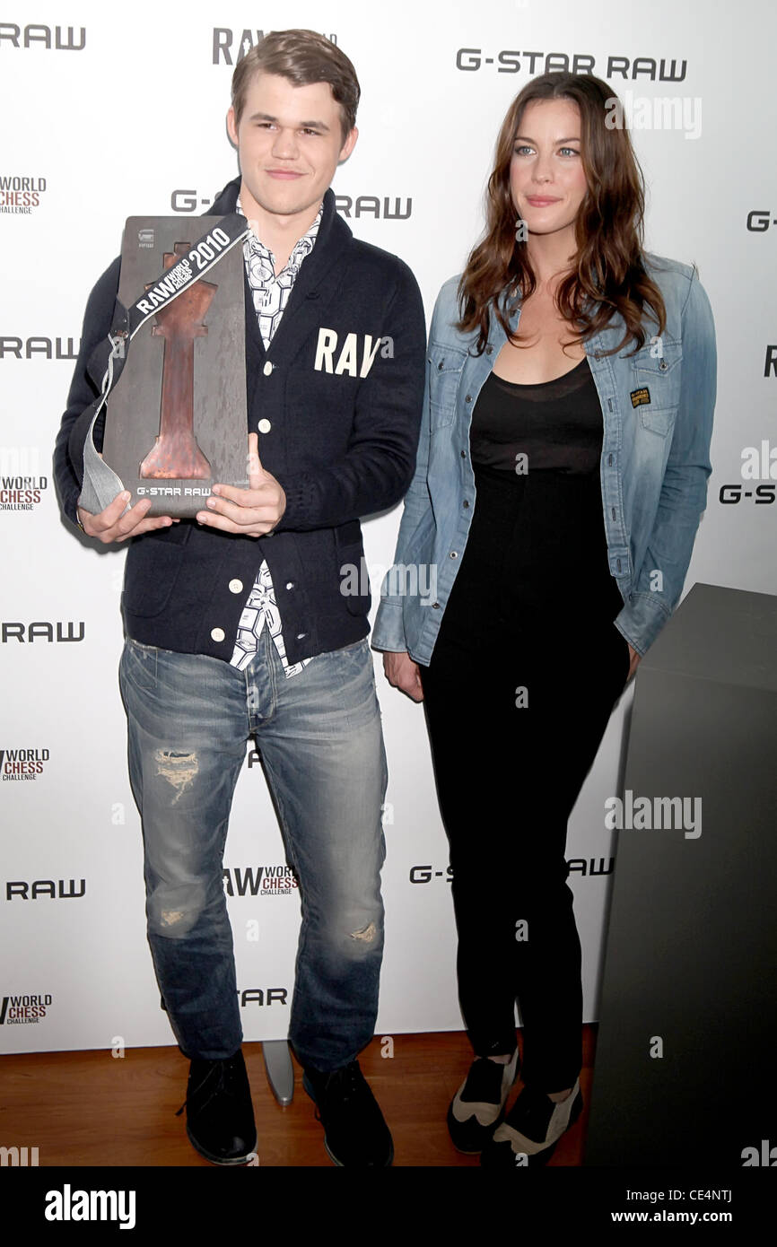 schoolbord Avonturier Appal Magnus Carlsen, ranked number one chess player in the world and Liv Tyler G- Star Raw