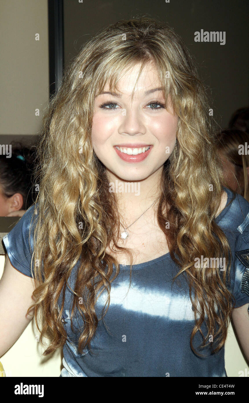 Actress Jennette McCurdy from the TV show iCarly, kicks off the ' iSupply Drive' at the Frank Lee's Meineke Car Care Center Las Vegas, Nevada  - 16.08.10 Stock Photo