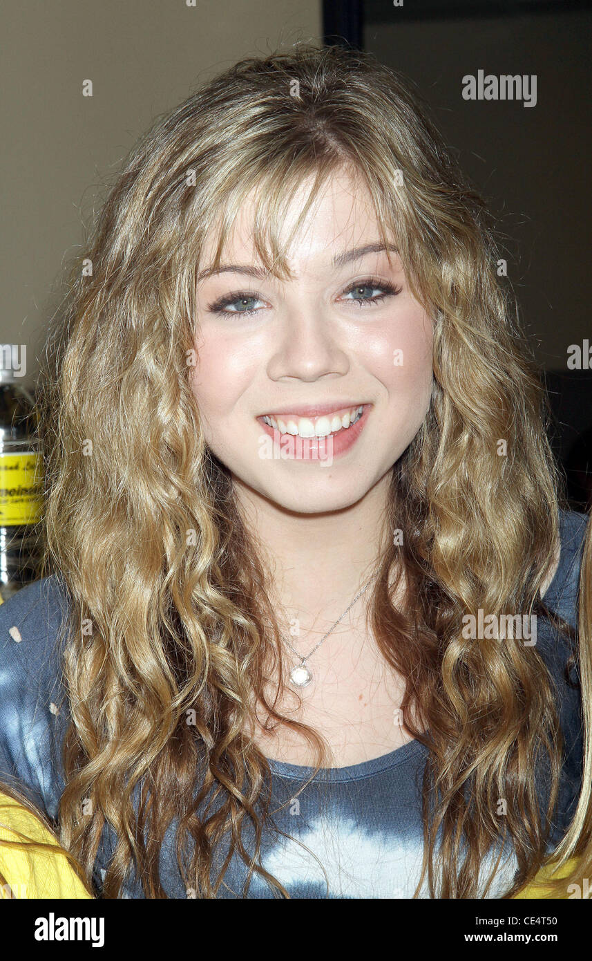Actress Jennette McCurdy from the TV show iCarly, kicks off the ' iSupply Drive' at the Frank Lee's Meineke Car Care Center Las Vegas, Nevada  - 16.08.10 Stock Photo
