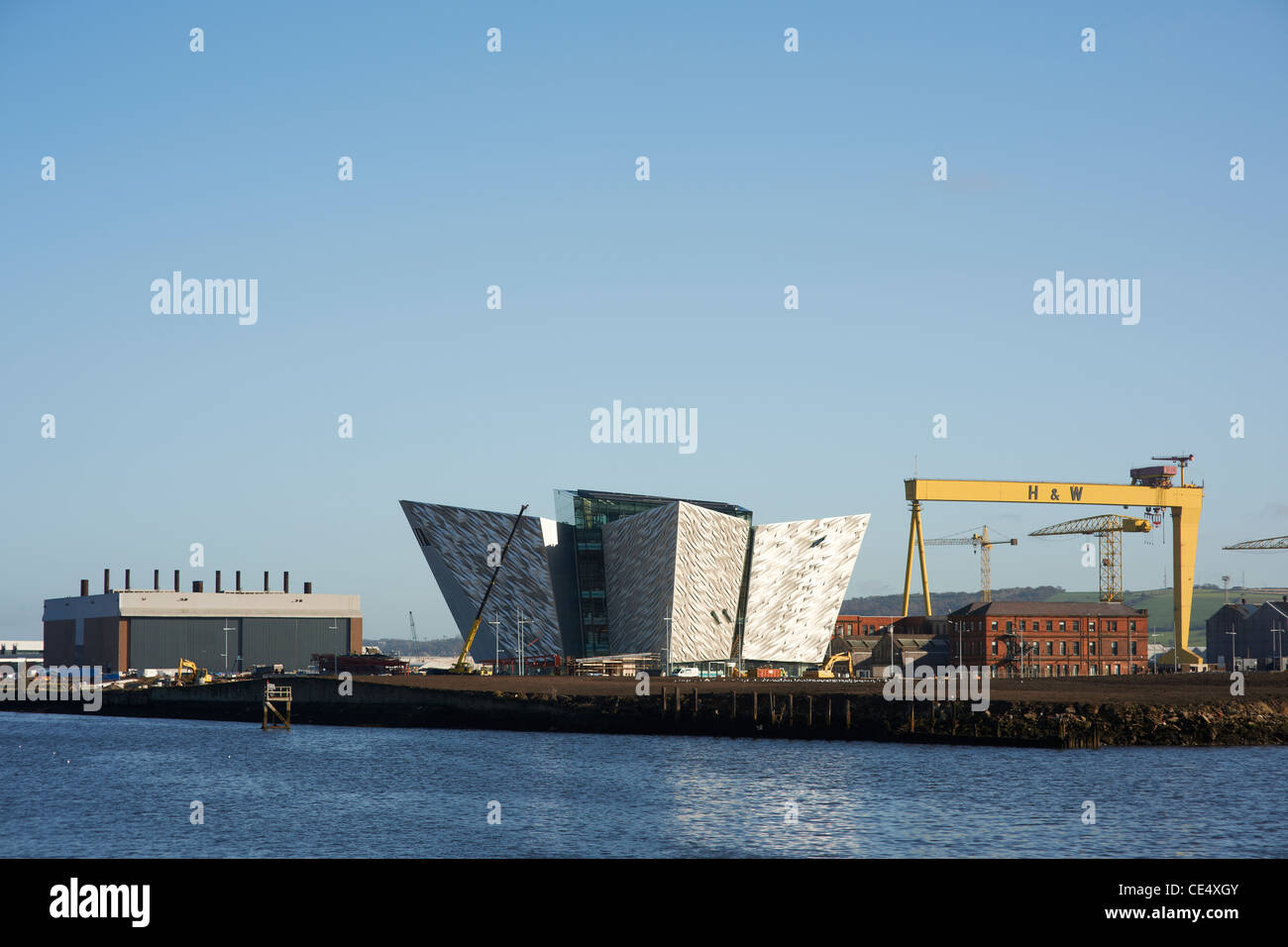 Belfasts new Titanic Visitors centre at the final stages of construction with on of Harland and Wolffs giant cranes in the Backg Stock Photo