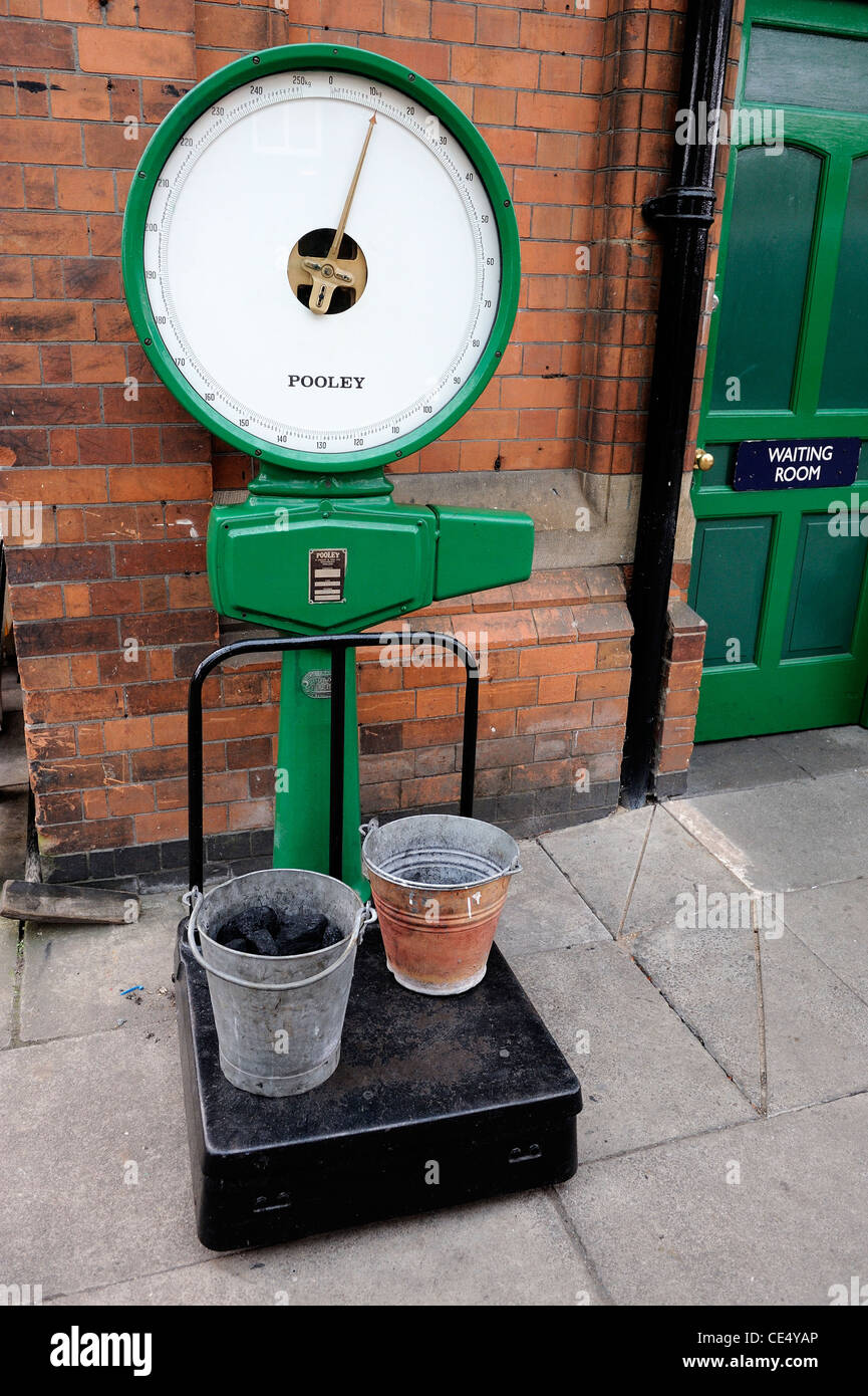 Mechanical scales hi-res stock photography and images - Alamy