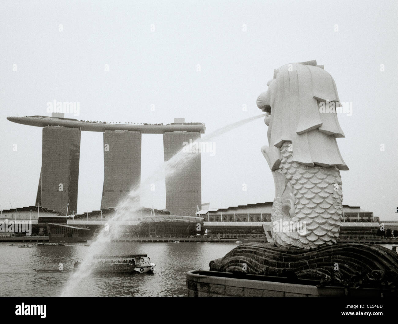 Merlion Park and Marina Bay Sands Hotel and the Singapore skyline in ...