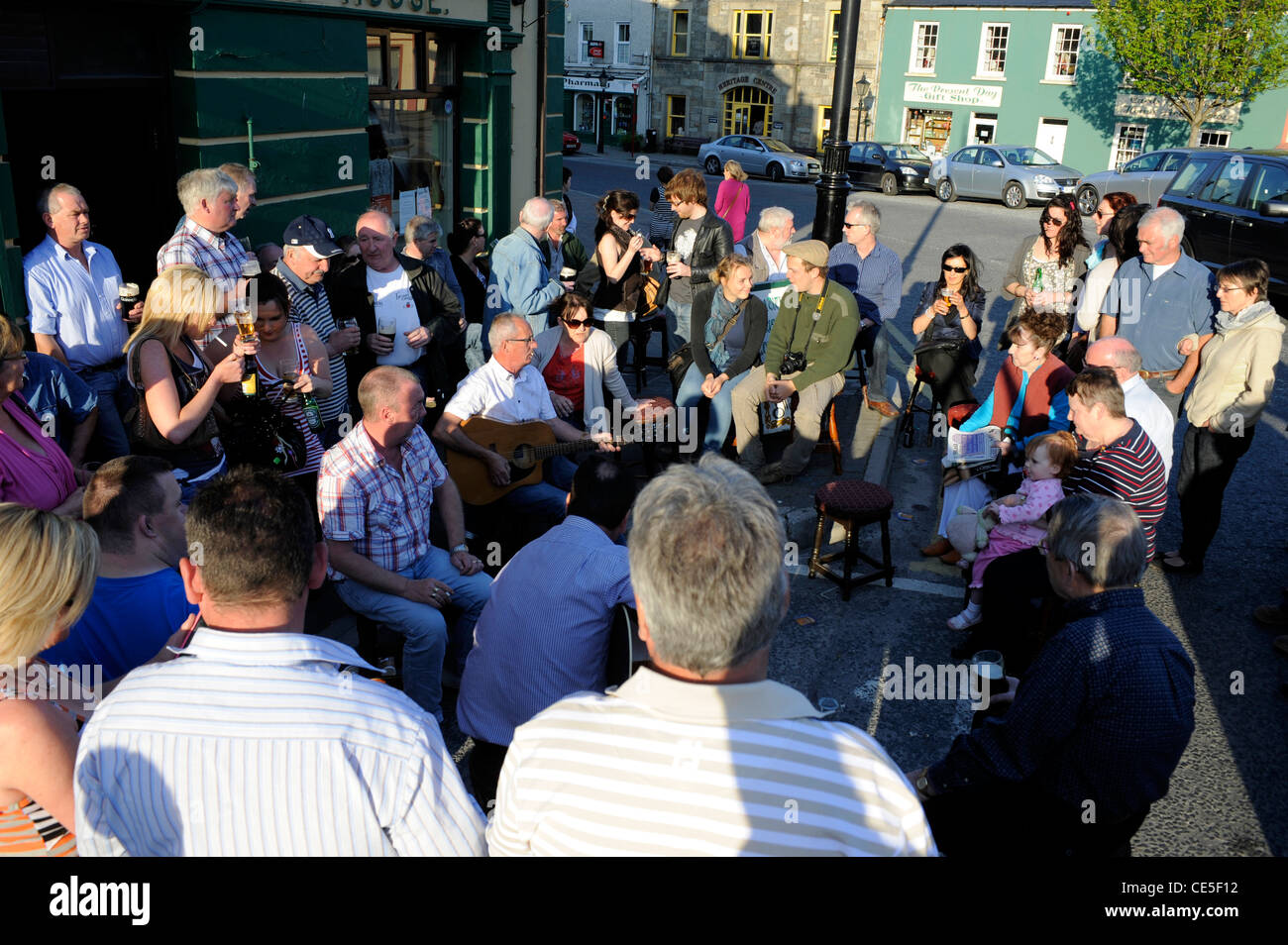 Session outside the Corner Bar in Ardara, Donegal, Ireland Stock Photo