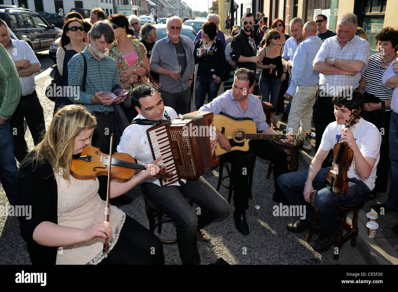 Session outside the Corner Bar in Ardara, Donegal, Ireland Stock Photo