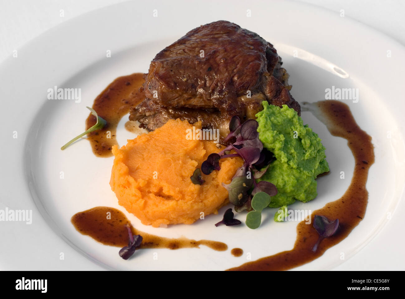Beef steak and mash potato hi-res stock photography and images - Alamy