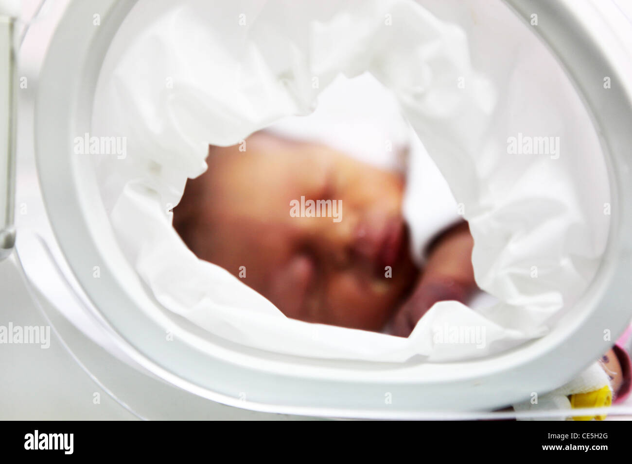 https://c8.alamy.com/comp/CE5H2G/newborn-baby-inside-incubator-CE5H2G.jpg