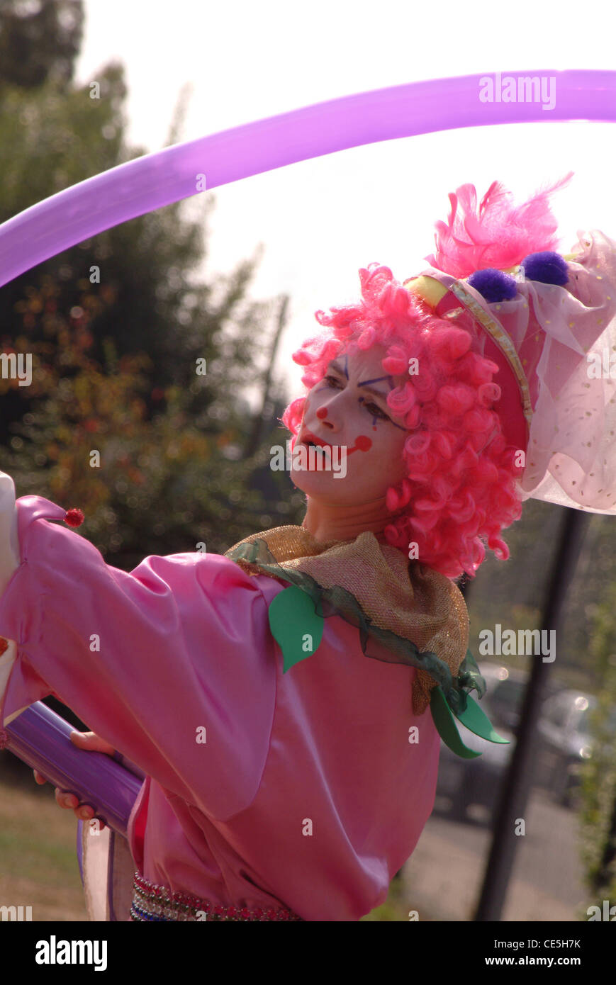 Female clown performing and blowing up balloons Stock Photo - Alamy