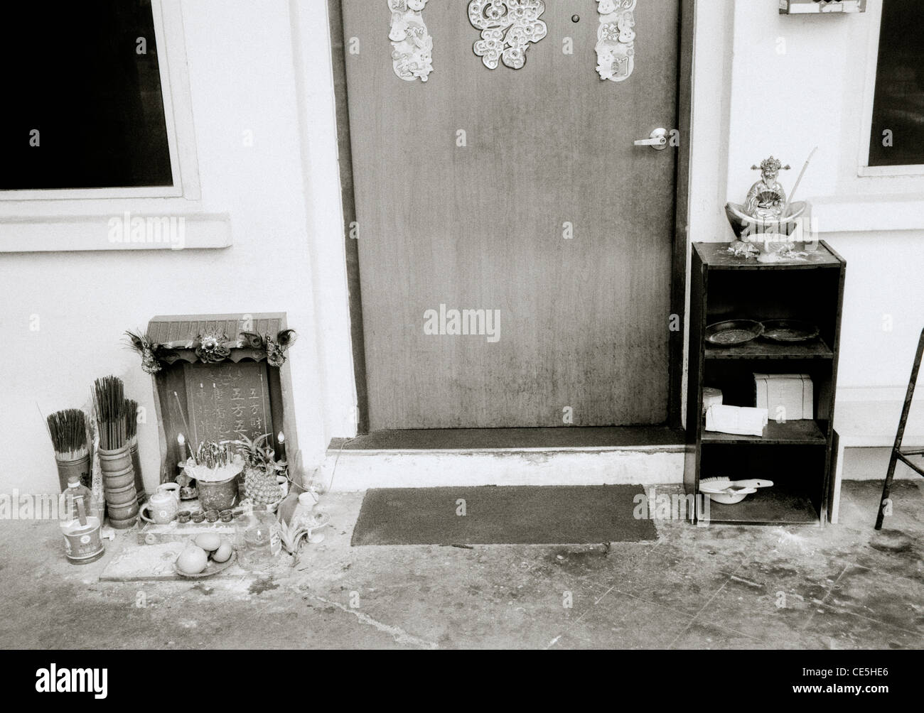 Buddhist shrine singapore hi-res stock photography and images - Alamy