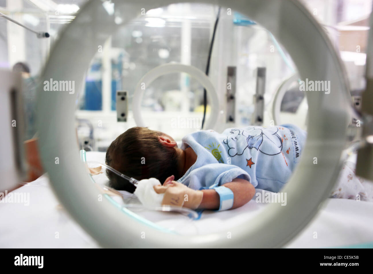Newborn baby inside incubator Stock Photo Alamy